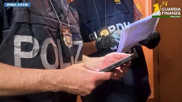 Falsi investimenti nelle auto di lusso, blitz tra Bergamo e altre sei province - Foto e video