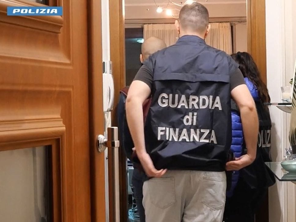 Falsi investimenti nelle auto di lusso, blitz tra Bergamo e altre sei province - Foto e video