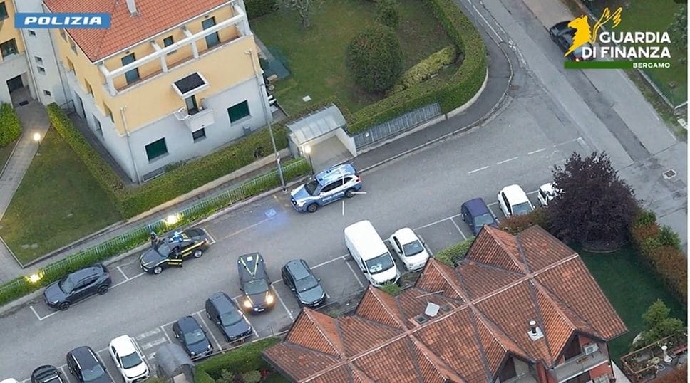 Falsi investimenti nelle auto di lusso, blitz tra Bergamo e altre sei province - Foto e video
