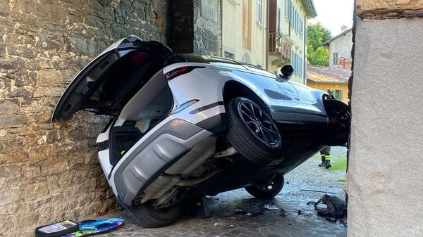 Si incastra con l’auto in un passaggio tra via Fara e via Porta Dipinta, donna e bambino di 8 anni illesi-Foto