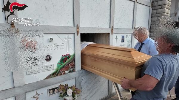 Vilipendio del feretro di Pamela Genini, la simulazione dei Carabinieri: «Possibile agire anche da soli»