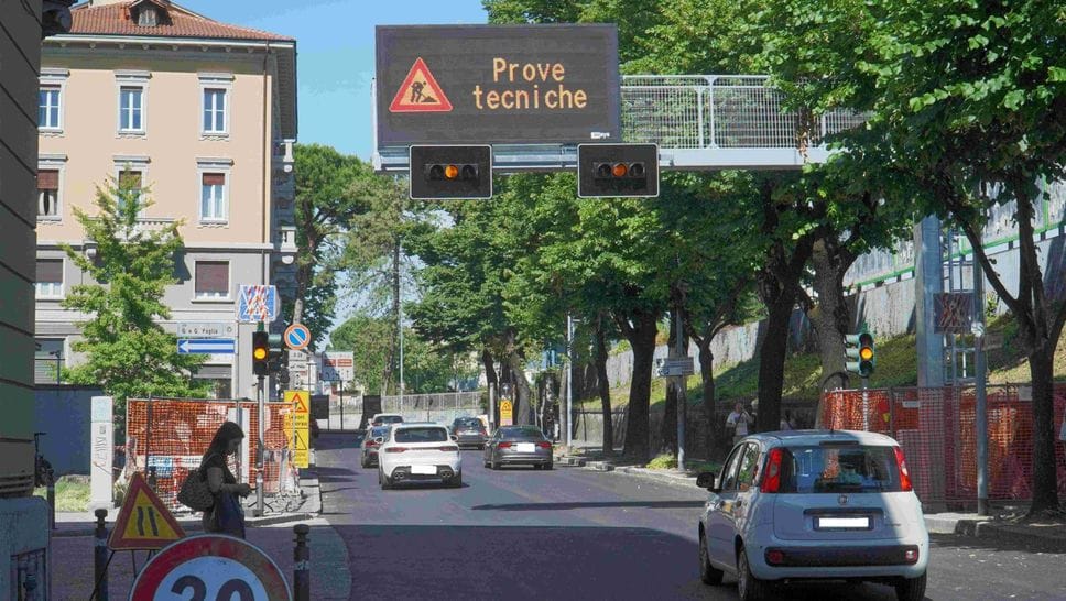 Nuovo pannello informativo in via Bonomelli a Bergamo: info e traffico in tempo reale