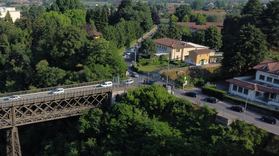 Ponte San Michele assediato dal traffico: «Intervenire sui treni»