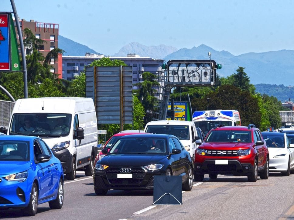 Bergamo, scontro tra un’auto e una moto sulla circonvallazione: grave 21enne