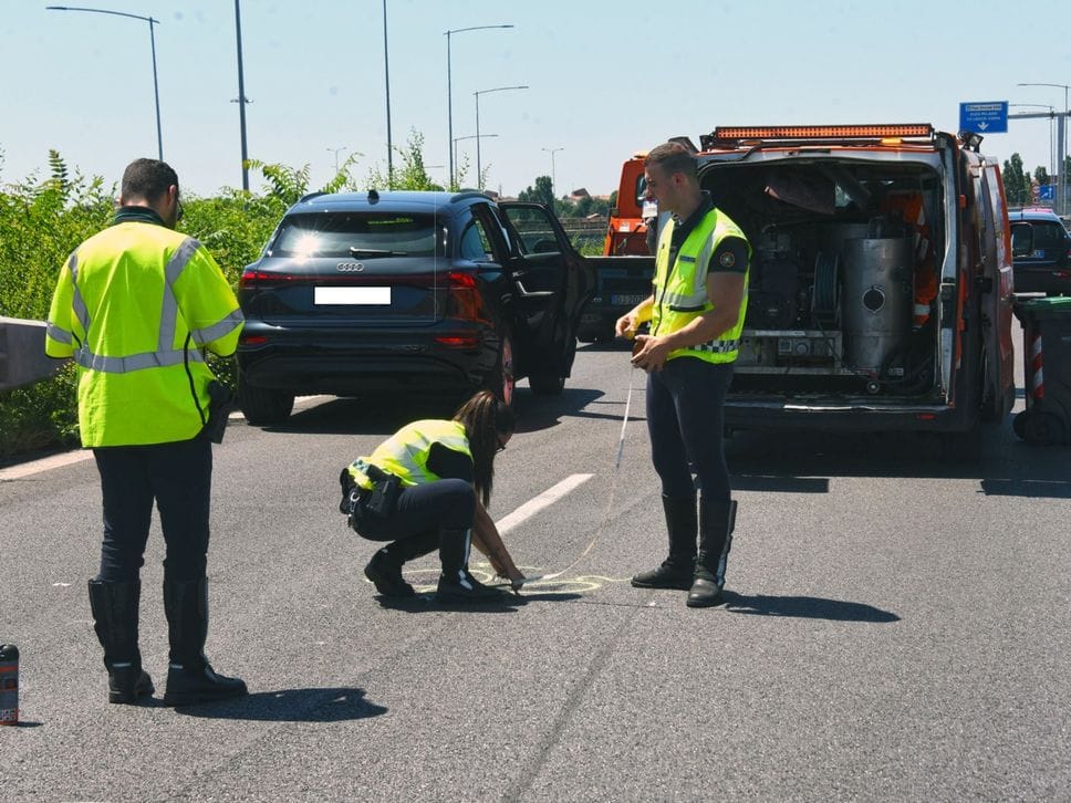 Bergamo, scontro tra un’auto e una moto sulla circonvallazione: grave 21enne