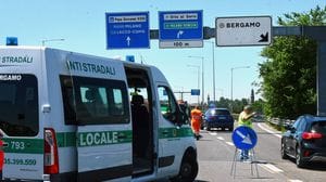 Bergamo, scontro tra un’auto e una moto sulla circonvallazione: grave 21enne