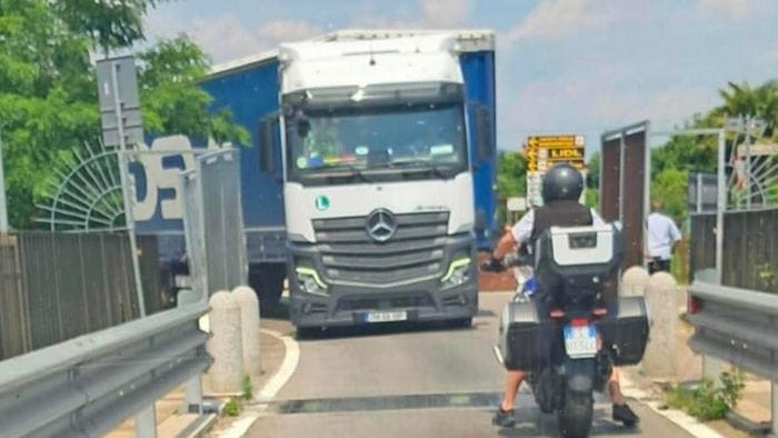 https://storage.ecodibergamo.it/media/photologue/2026/6/13/photos/cache/camion-sul-ponte-san-michele-nonostante-il-divieto-casi-in-aumento_9496ffec-669d-11f1-a30f-50a7af844f92_1920_1080_v3_large_16_9.jpg