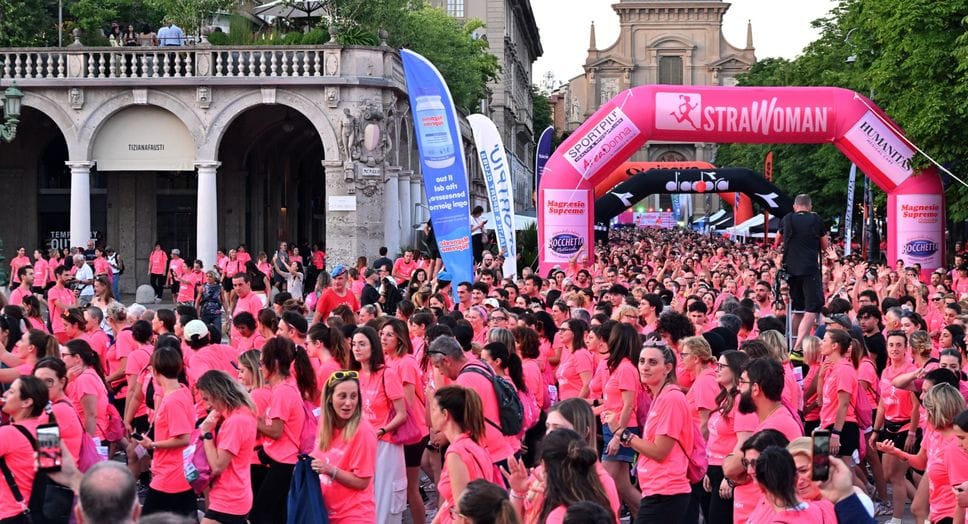 Lungo il Sentierone 7mila magliette rosa per la StraWoman