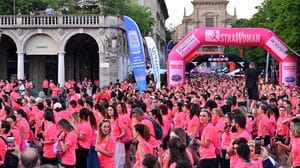Lungo il Sentierone 7mila magliette rosa per la StraWoman