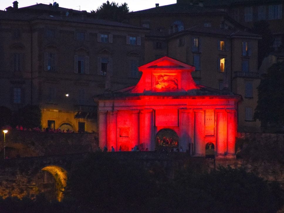 Lungo il Sentierone 7mila magliette rosa per la StraWoman