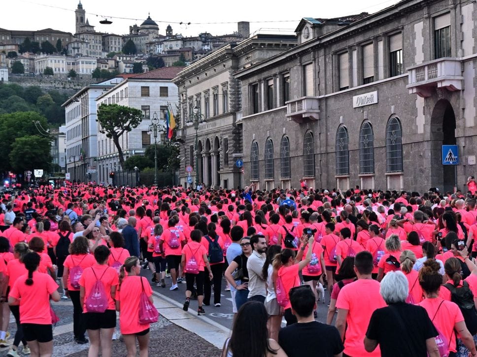 Lungo il Sentierone 7mila magliette rosa per la StraWoman