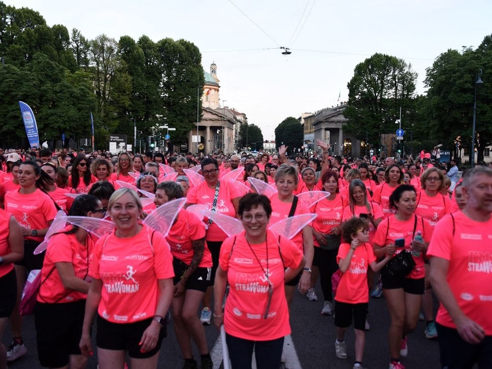 Lungo il Sentierone 7mila magliette rosa per la StraWoman