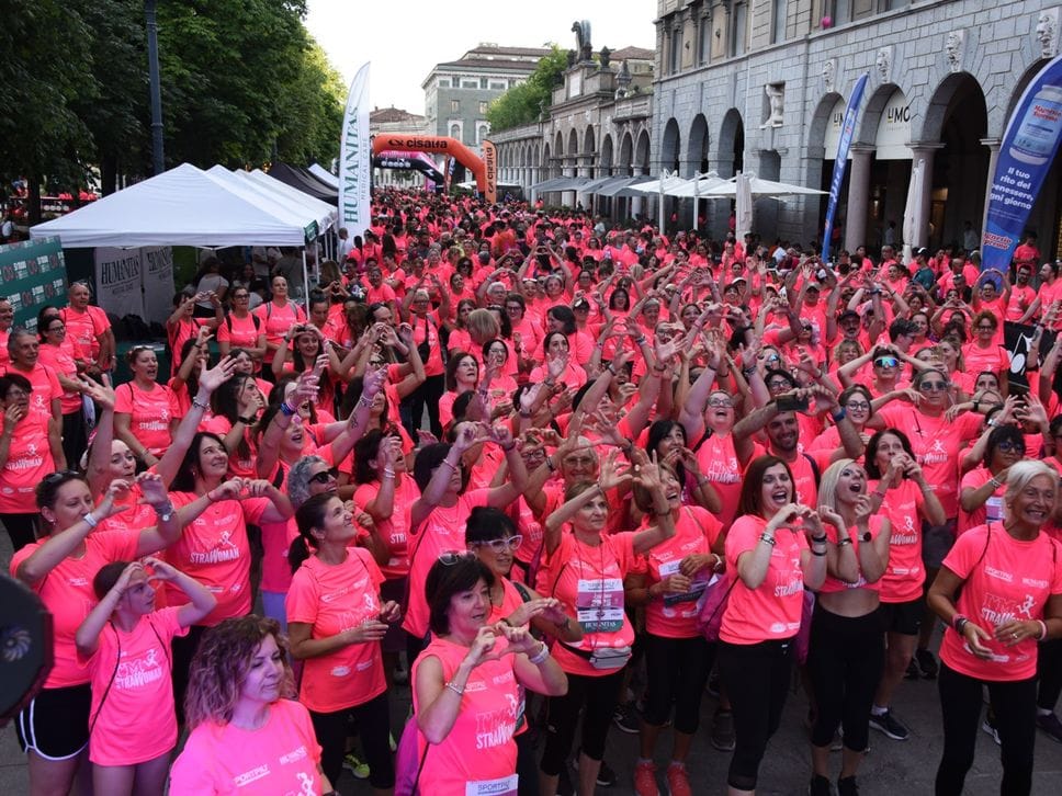 Lungo il Sentierone 7mila magliette rosa per la StraWoman