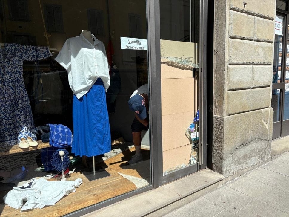 Ancora una spaccata in centro città: colpito negozio di abbigliamento
