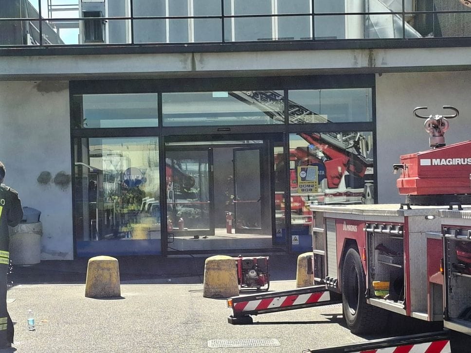 A fuoco centralina elettrica esterna, evacuato centro commerciale a Caravaggio -Foto