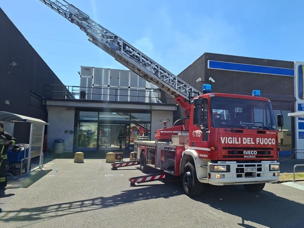 A fuoco centralina elettrica esterna, evacuato centro commerciale a Caravaggio -Foto