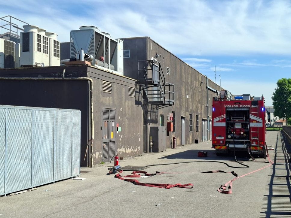 A fuoco centralina elettrica esterna, evacuato centro commerciale a Caravaggio -Foto