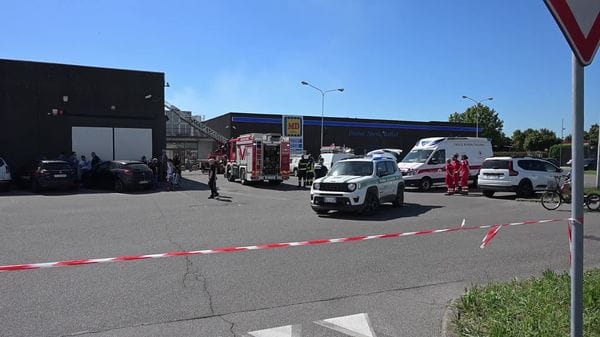 Brucia una centralina elettrica esterna, evacuato il centro commerciale di Caravaggio