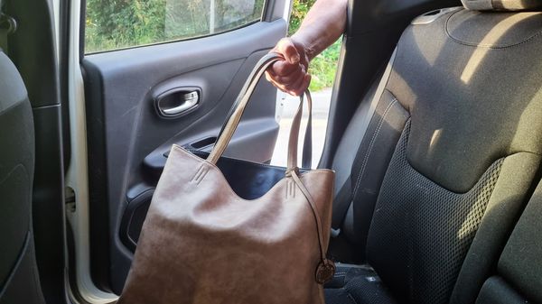 Fermate in auto con una scusa: rubano  la borsa e tentano bonifici per 29mila euro
