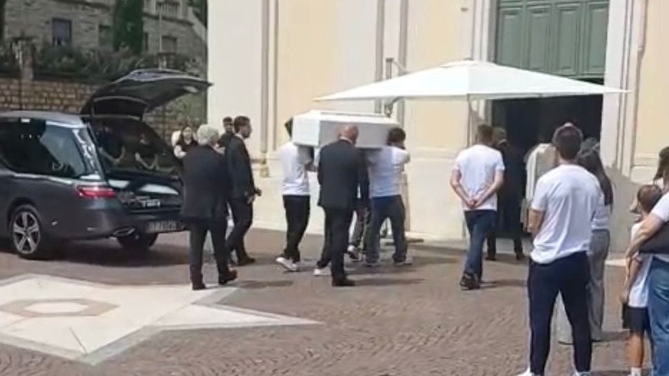 Commozione ad Adro per l’ultimo saluto a Christopher, morto a dieci anni