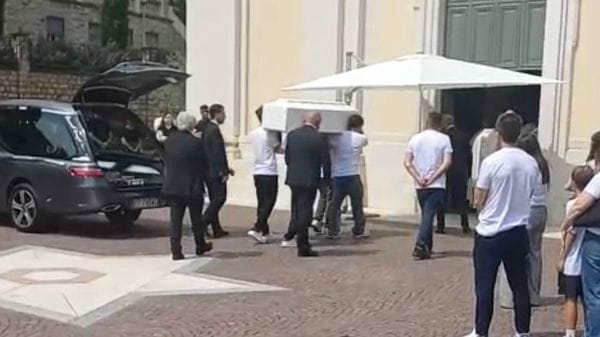Commozione ad Adro per l’ultimo saluto a Christopher, morto a dieci anni