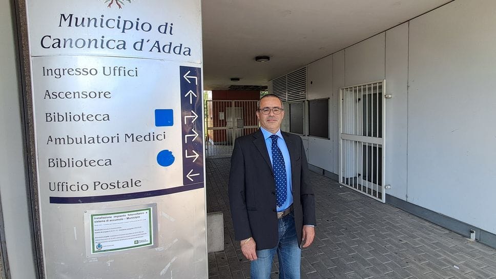 «Il municipio funziona». Il sindaco di Canonica: basta post, scriveteci