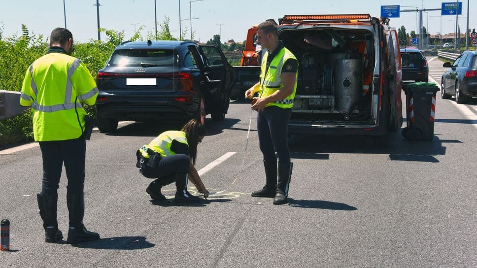 Lite sulla circonvallazione a Bergamo, non ce l’ha fatta il 21enne caduto dalla moto