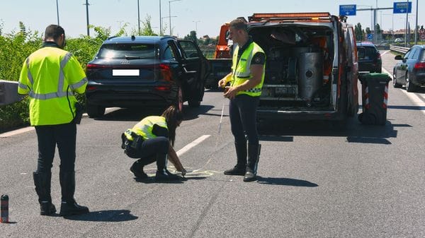 Lite sulla circonvallazione a Bergamo, non ce l’ha fatta il 21enne caduto dalla moto