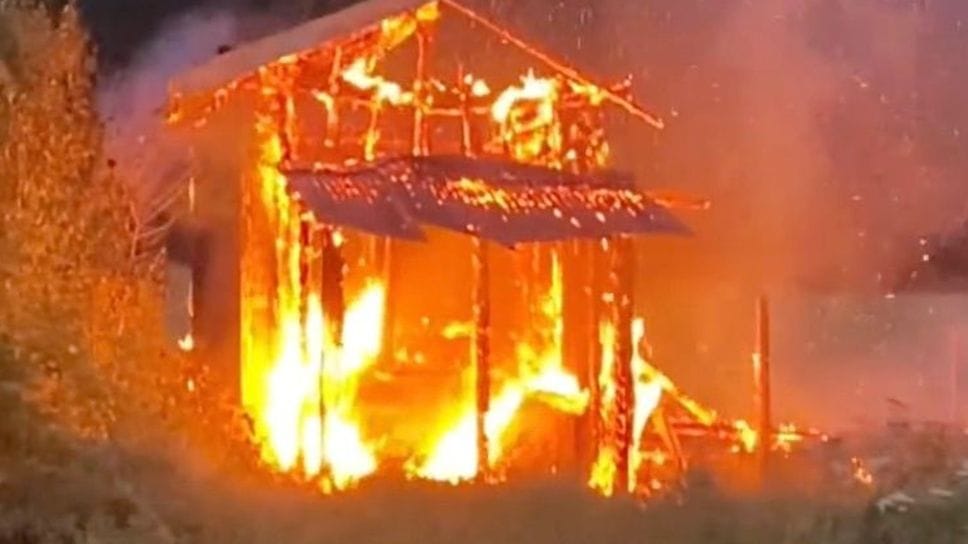 Divorata dal fuoco la vecchia sede della scuola sci di Schilpario