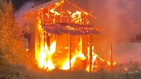 Divorata dal fuoco la vecchia sede della scuola sci di Schilpario
