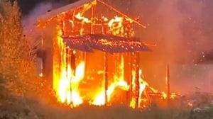 Divorata dal fuoco la vecchia sede della scuola sci di Schilpario