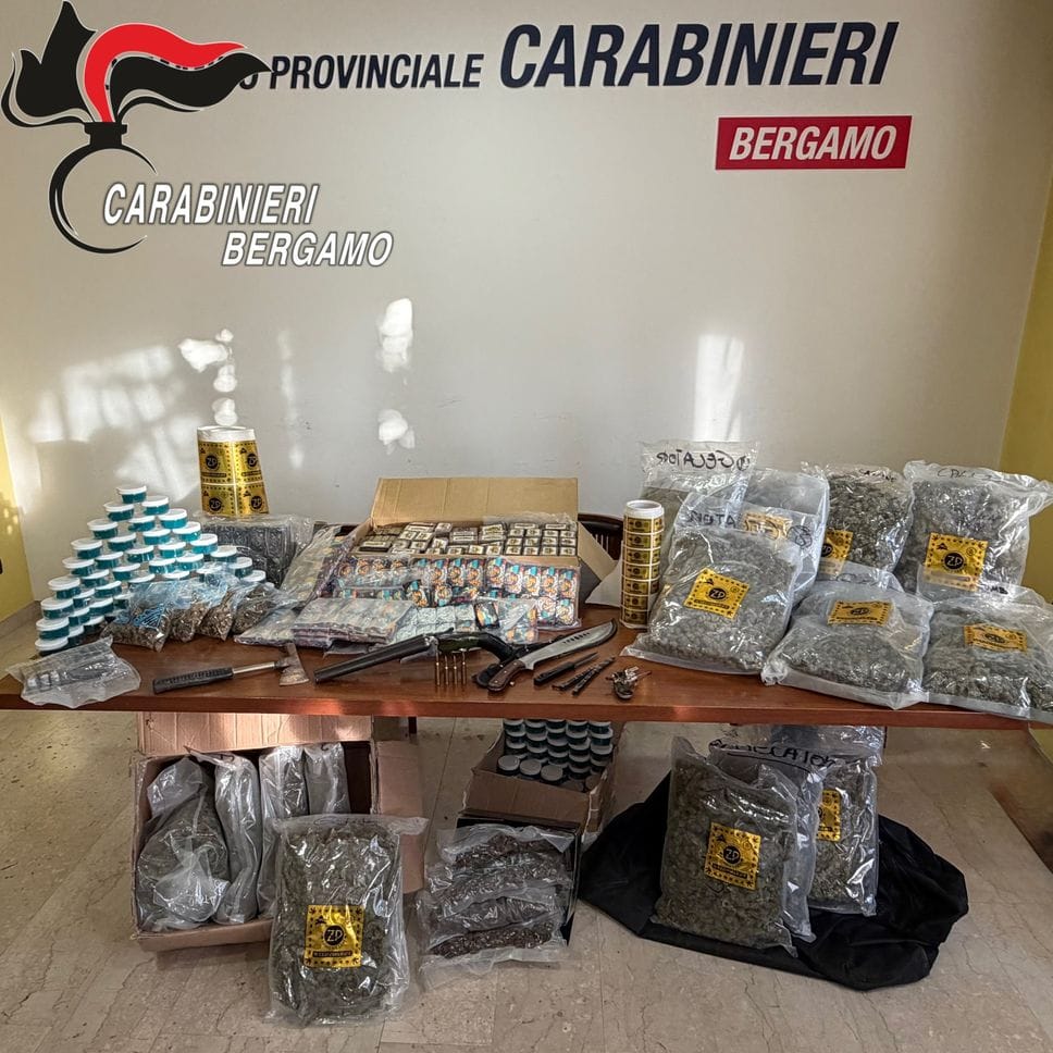 Aggredito a Ponte San Pietro, in casa aveva armi e 77 chili di droga