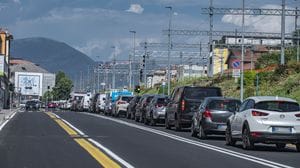 Bergamo, è già caos per le corsie riservate ai bus elettrici. Rfi, demolito mezzo ponte