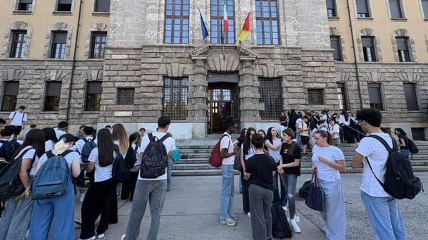 Maturità, iniziata la prima prova. Da Pavese all’Assemblea costituente: le 7 tracce