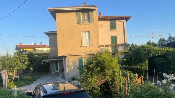 Ponte San Pietro, picchiato con una spranga nel cortile di casa: grave 34enne