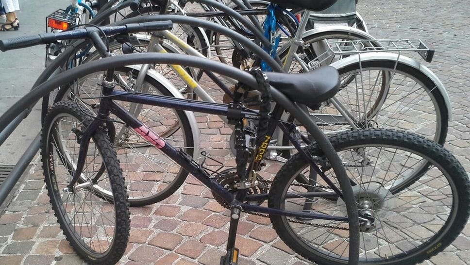Bergamo, tenta di rubare una bici e resiste agli agenti: arrestato