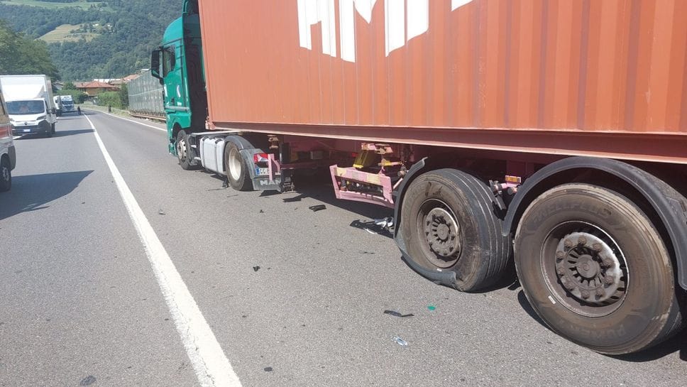 Gazzaniga, incidente sulla statale della Valle Seriana: strada bloccata e lunghe code - Foto