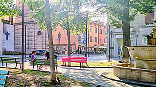 Piazza Sant’Anna, nuove panchine colorate e fontana ripulita