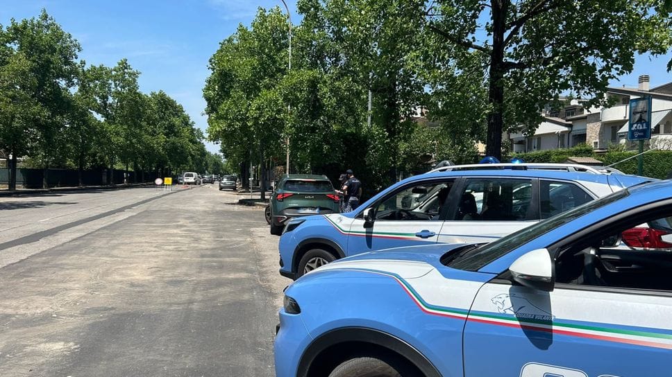 Treviglio, controlli della Polizia: oltre 100 persone identificate