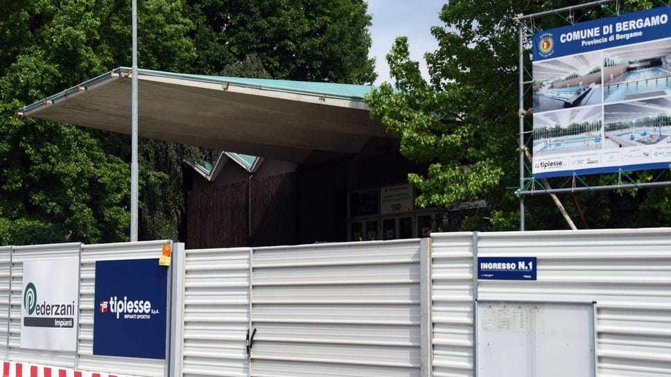 Ancora un’estate senza le piscine a Bergamo: «Sconti per ingressi in provincia»