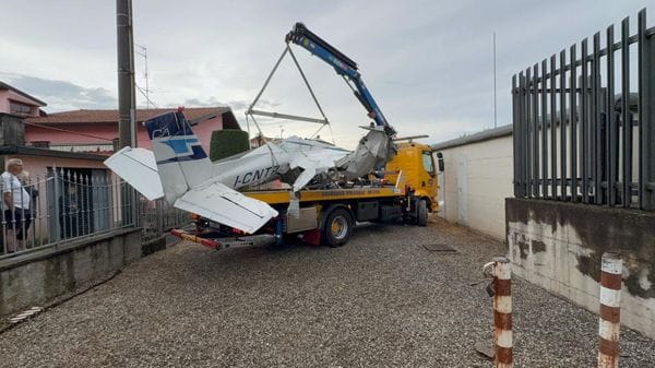 La rimozione del velivolo caduto a Valbrembo