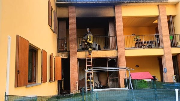 Accende lo zampirone, cucina in fiamme: palazzina evacuata a Martinengo