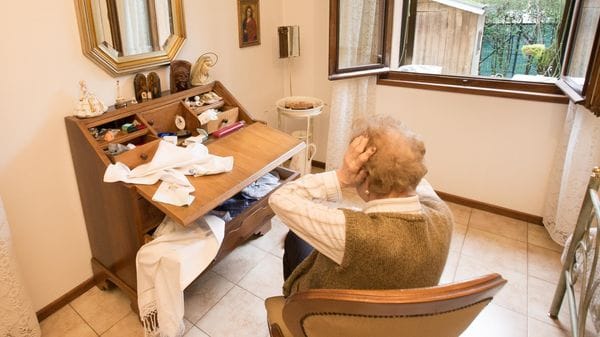 Anziana truffata da finti tecnici a Tavernola: spariti con l’oro