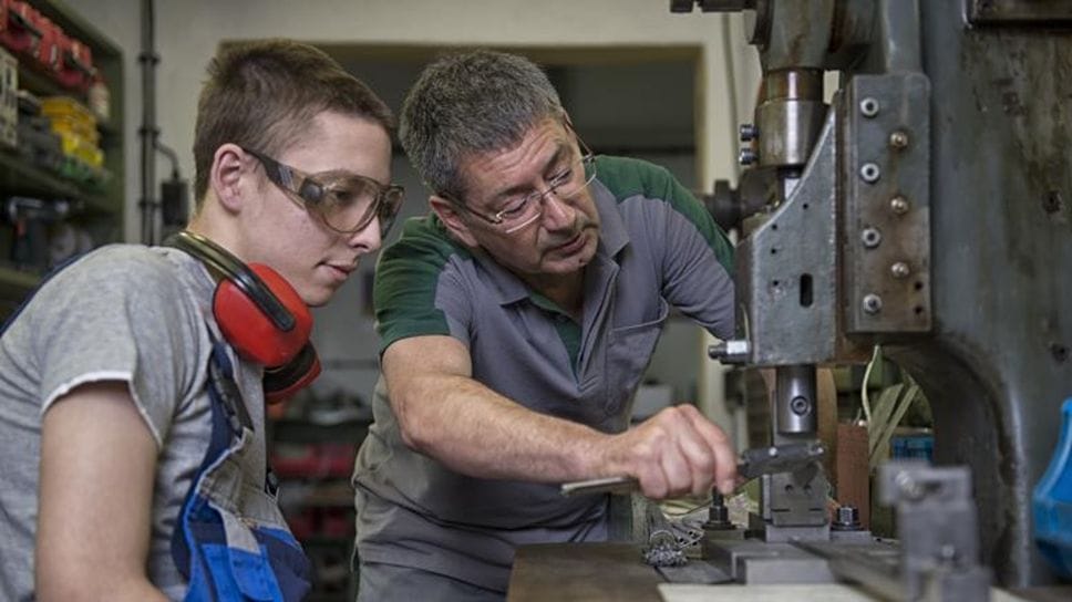 Giovani e anziani, il ruolo del lavoro