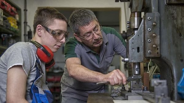 Giovani e anziani, il ruolo del lavoro