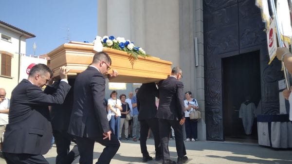 «Nello sgomento il nostro abbraccio silenzioso». Commozione ai funerali di Emanuel