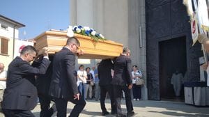 «Nello sgomento il nostro abbraccio silenzioso». Commozione ai funerali di Emanuel