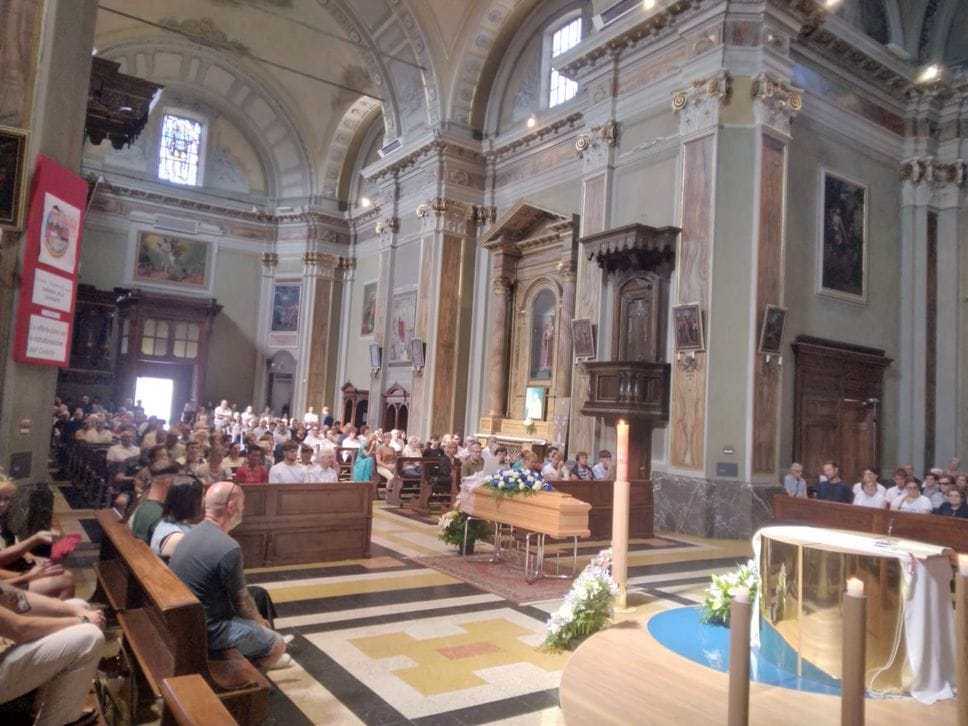 «Nello sgomento il nostro abbraccio silenzioso». Commozione ai funerali di Emanuel