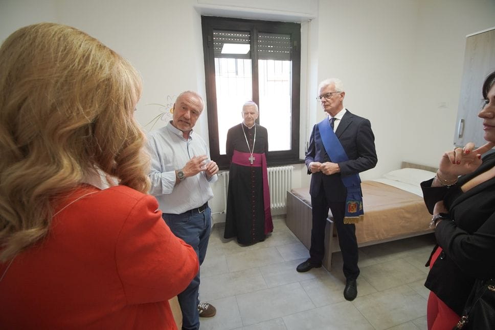 Nuovi spazi Caritas: «Il dormitorio è come una luce nella notte che fa rifiorire la dignità»