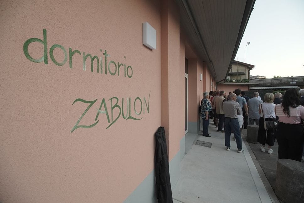 Nuovi spazi Caritas: «Il dormitorio è come una luce nella notte che fa rifiorire la dignità»